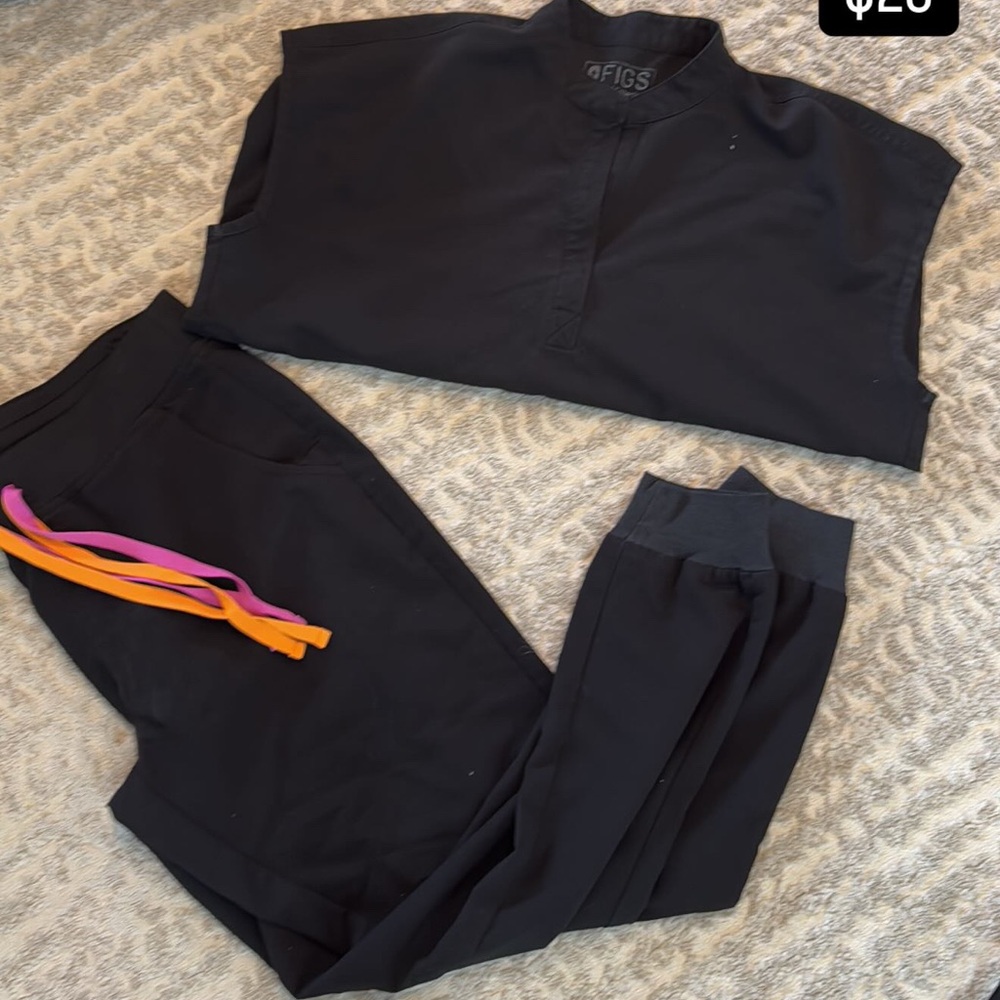 Figs set: Small Rafaela black top, Medium black joggers